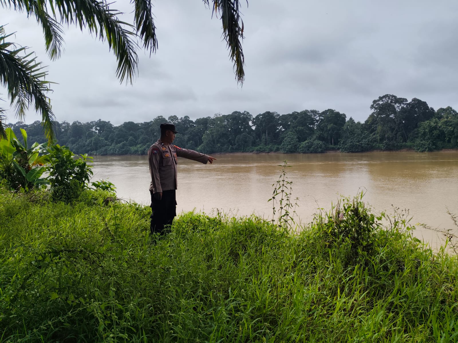 ‎Deteksi Banjir, Polsek Tewang Sangalang Garing dan Pulau Malan Cek Ketinggian Debit Air‎