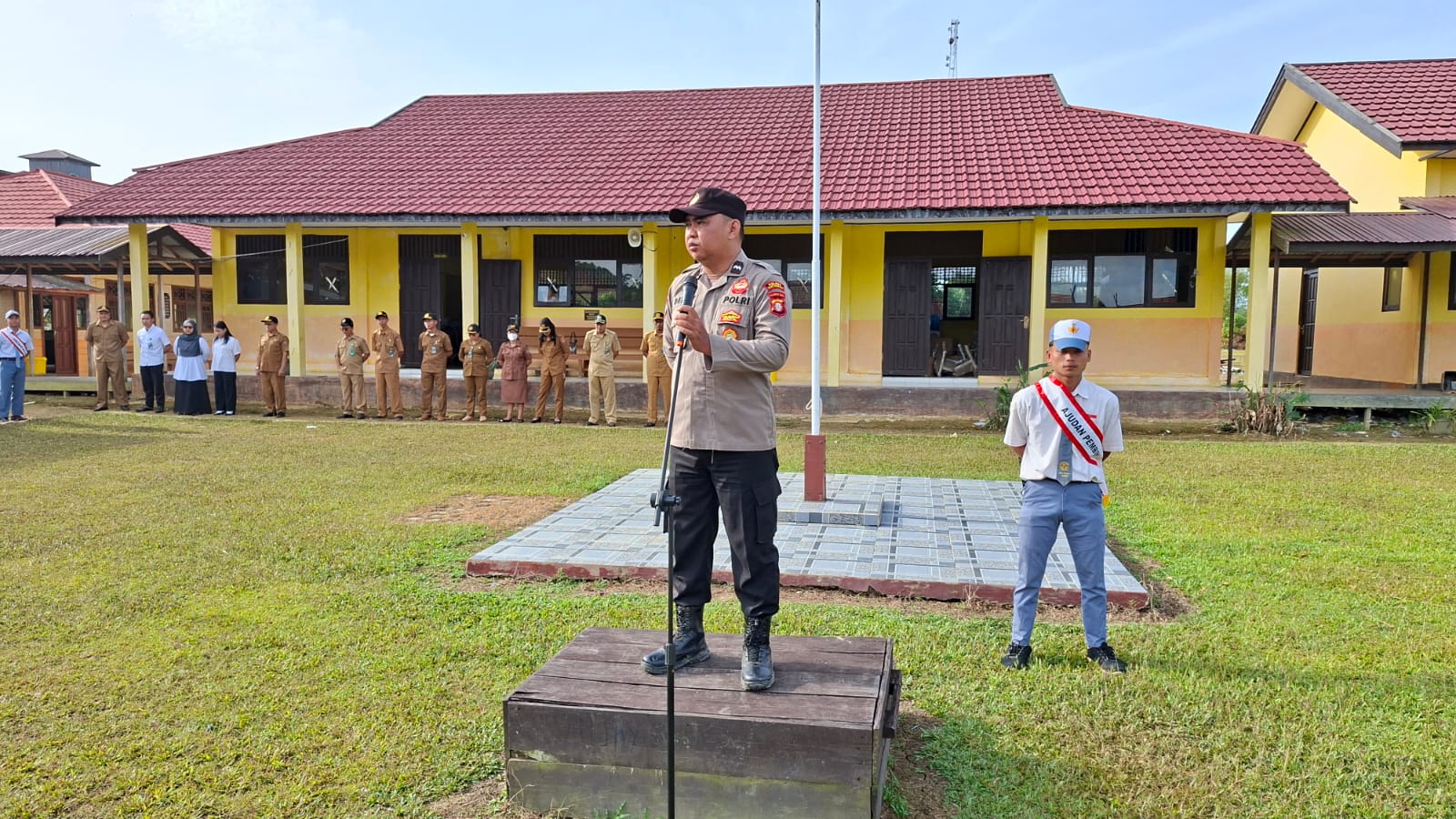 Ps. Kanitbinmas Polsek Marikit Pimpin Apel Pagi di SMAN 1 Marikit, Perkuat Karakter dan Disiplin Pelajar.
