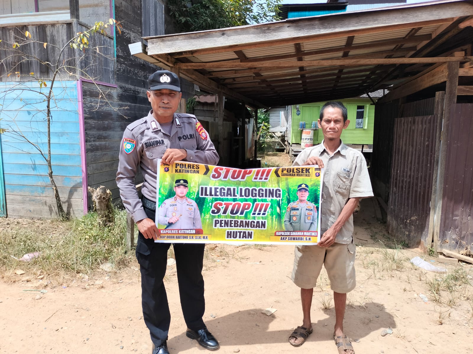 Bhabinkamtibmas laksanakan Sosialisasi kan tentang larangan dan sangsi Pidana bagi pelaku Ileggal Logging kepada masyarakat di Desa Binaan.