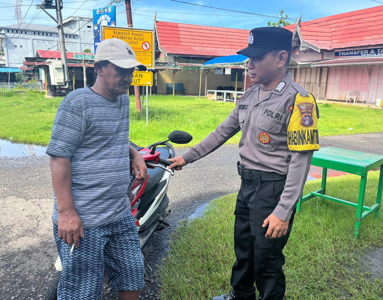 Harkamtibmas , Personil Polsek Katingan Kuala Sambang masyarakat