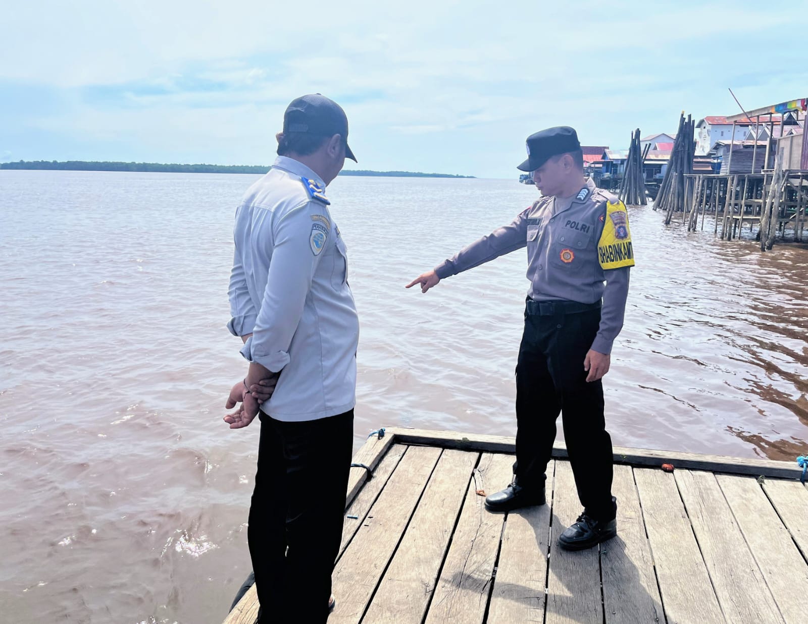 Mencegah Terjadinya Bencana Banjir, Personil Polsek Katingan Kuala Rutin Melakukan Pengecekan Debit Air Di Wilayahnya