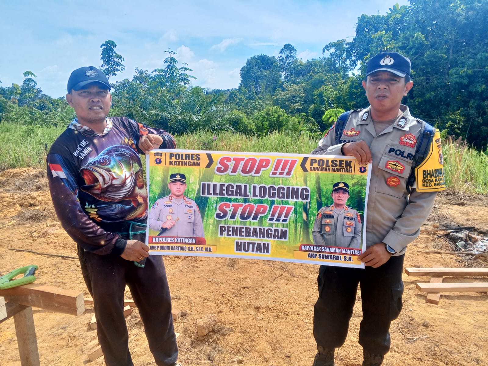 Bhabinkamtibmas laksanakan Sosialisasi kan tentang larangan dan sangsi Pidana bagi pelaku Ileggal Logging kepada masyarakat di Desa Binaan.