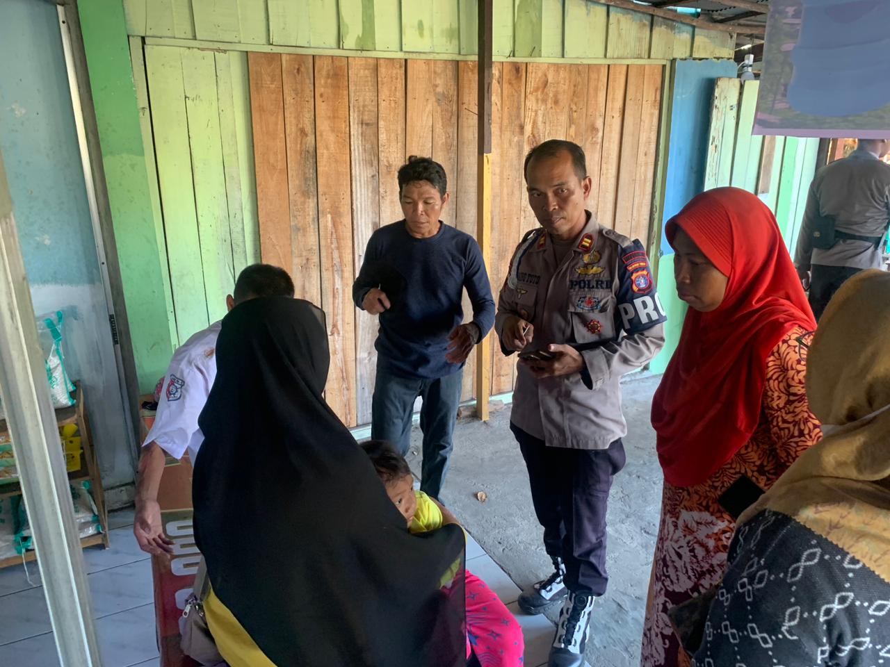 Respons Cepat Personel Satbrimob Polda Kalteng Tangani Kecelakaan Lalu Lintas di Palangka Raya