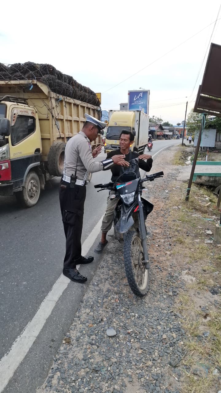 Tidak Menggunakan Helm Saat Berkendara Personel Satlantas Berikan Teguran Humanis.