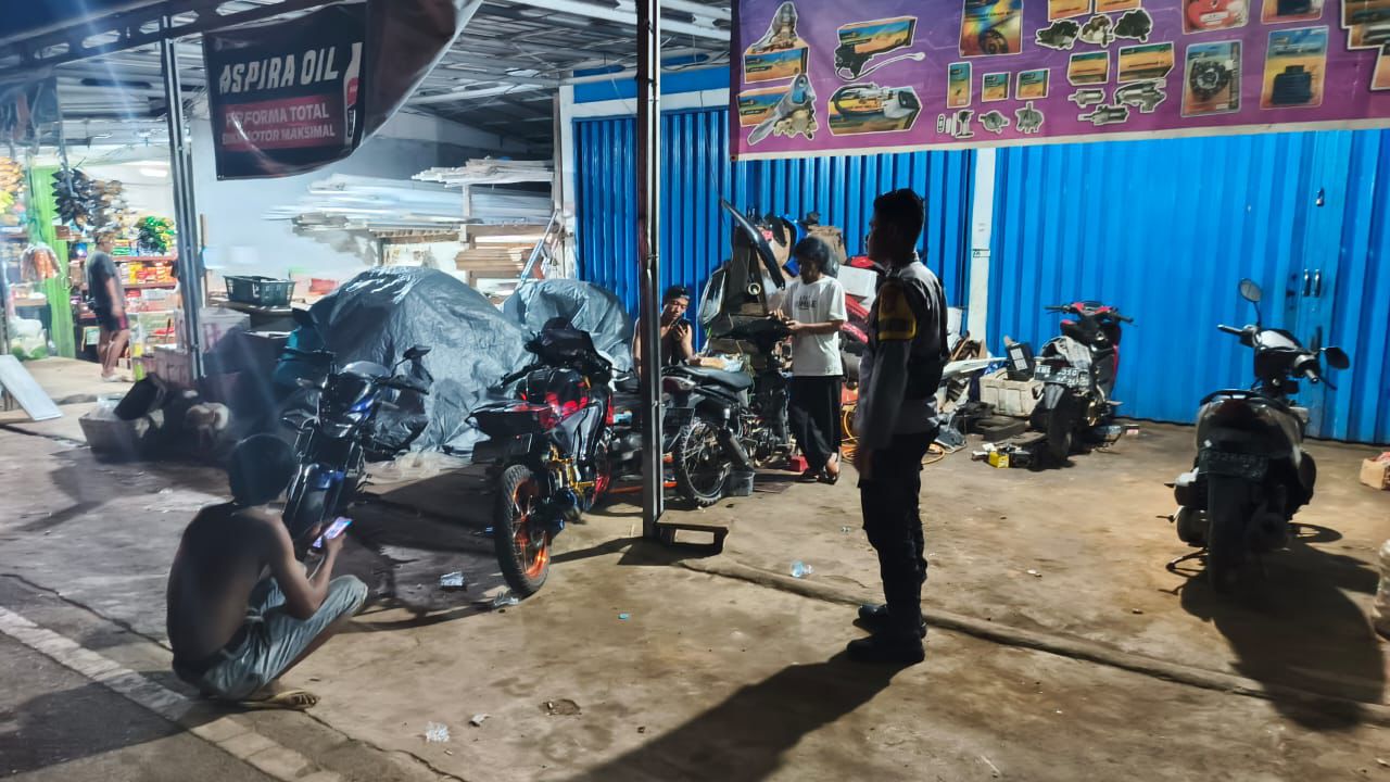 Piket Polsek Delang Jalin Kedekatan dengan Masyarakat di Tengah Aktivitas