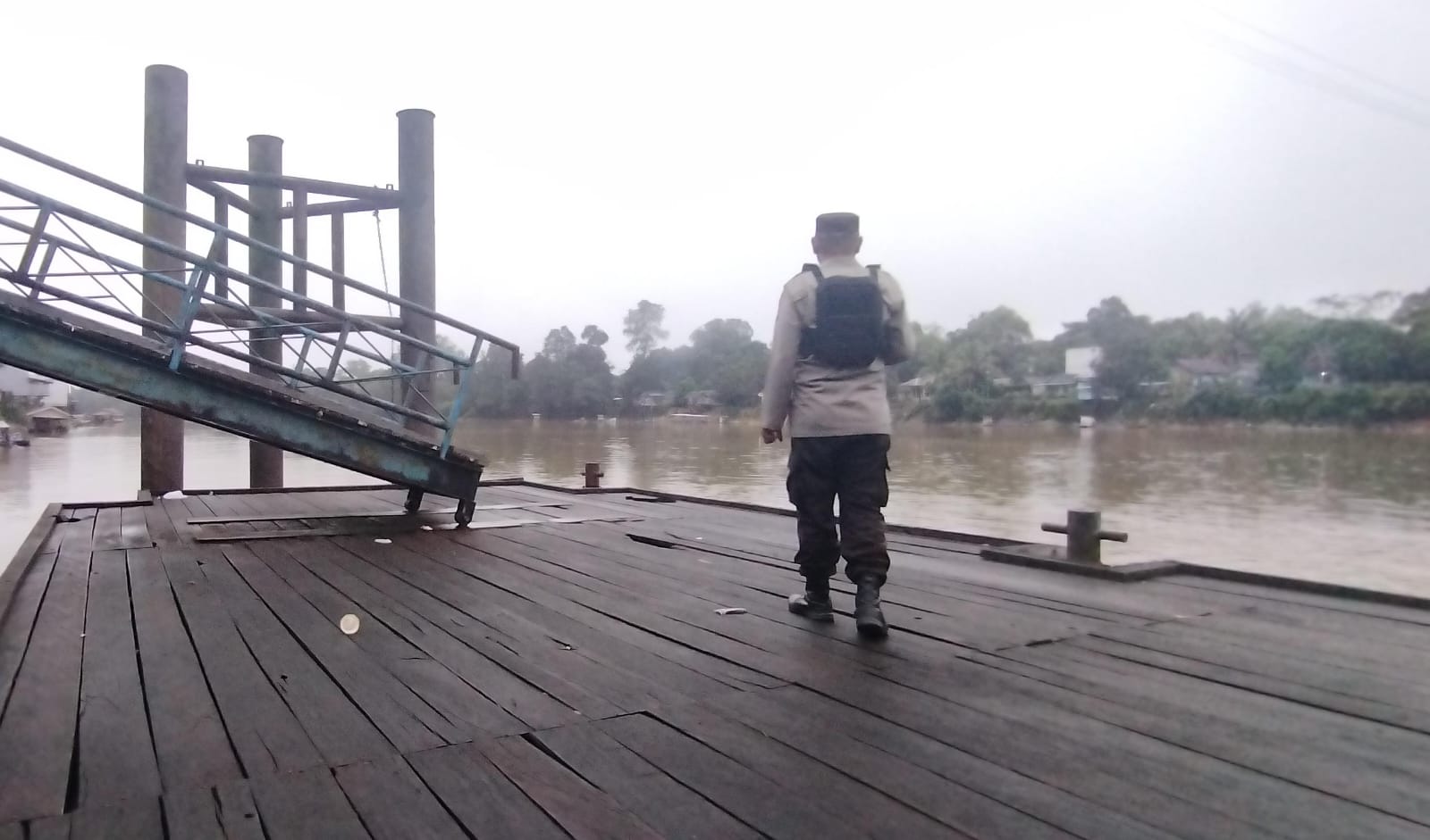 Piket Polsek Bulik Cek debit air di Kelurahan Nanga Bulik