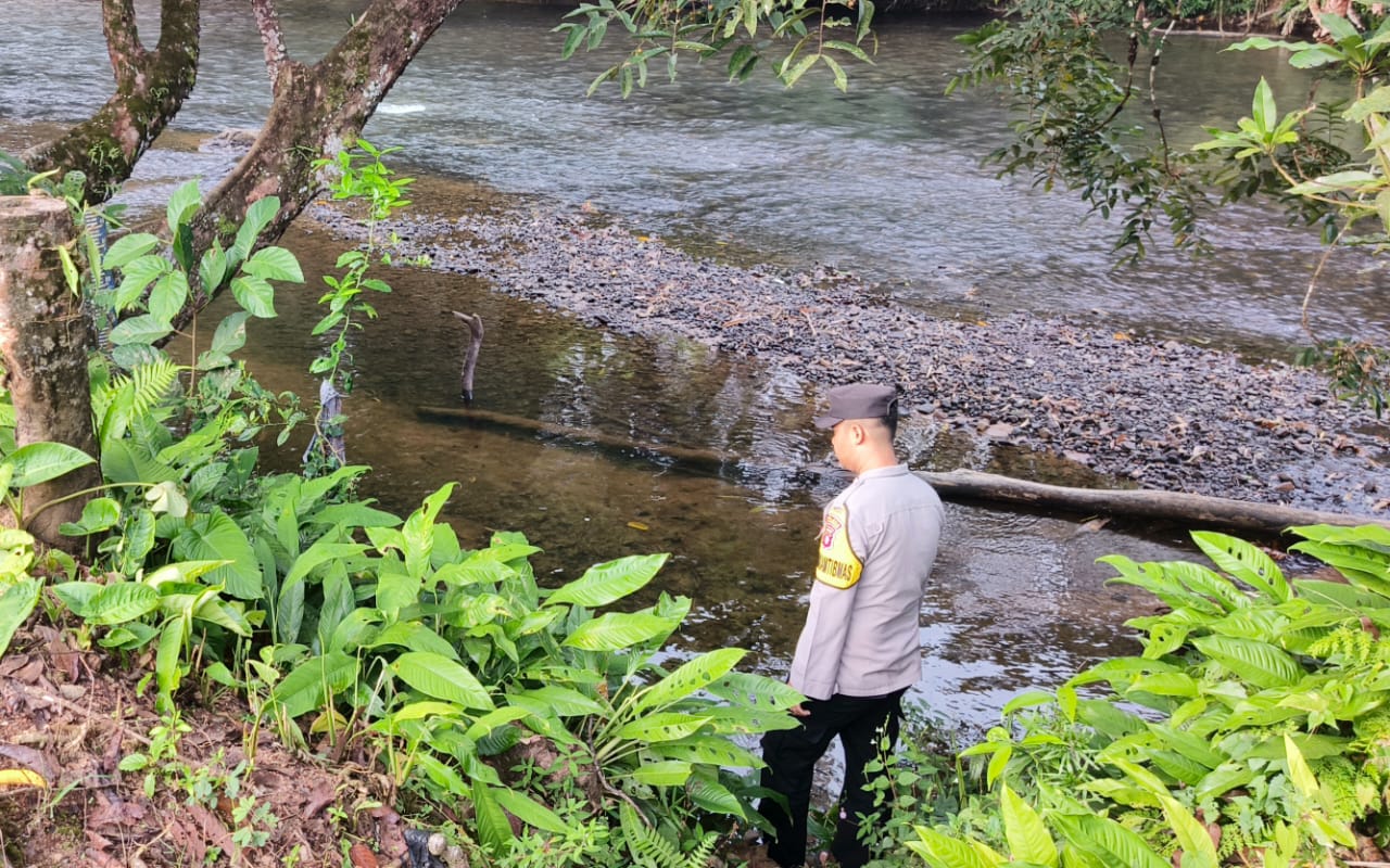 Piket Polsek Delang cek debit air DAS Delang