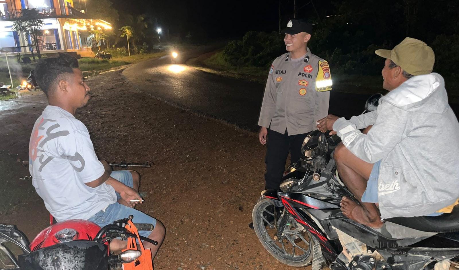 Piket Polsek Silaturahmi ke masyarakat yang sedang santai