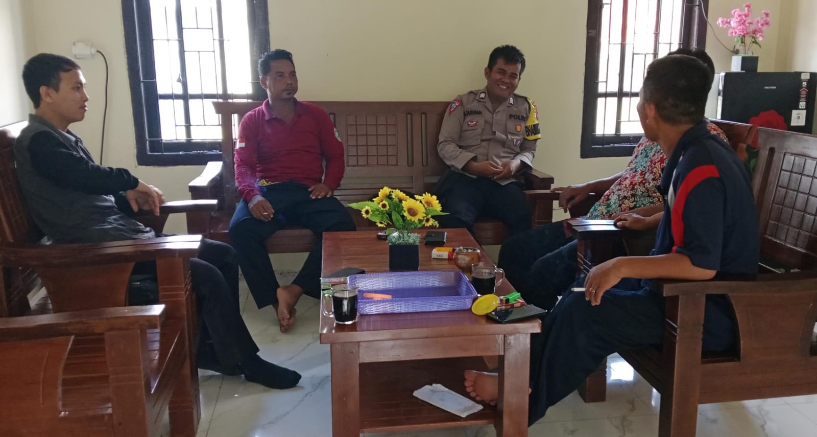 Bhabinkamtibmas Tingkatkan Kemitraan melalui Silaturahmi ke Kantor Desa Binaan