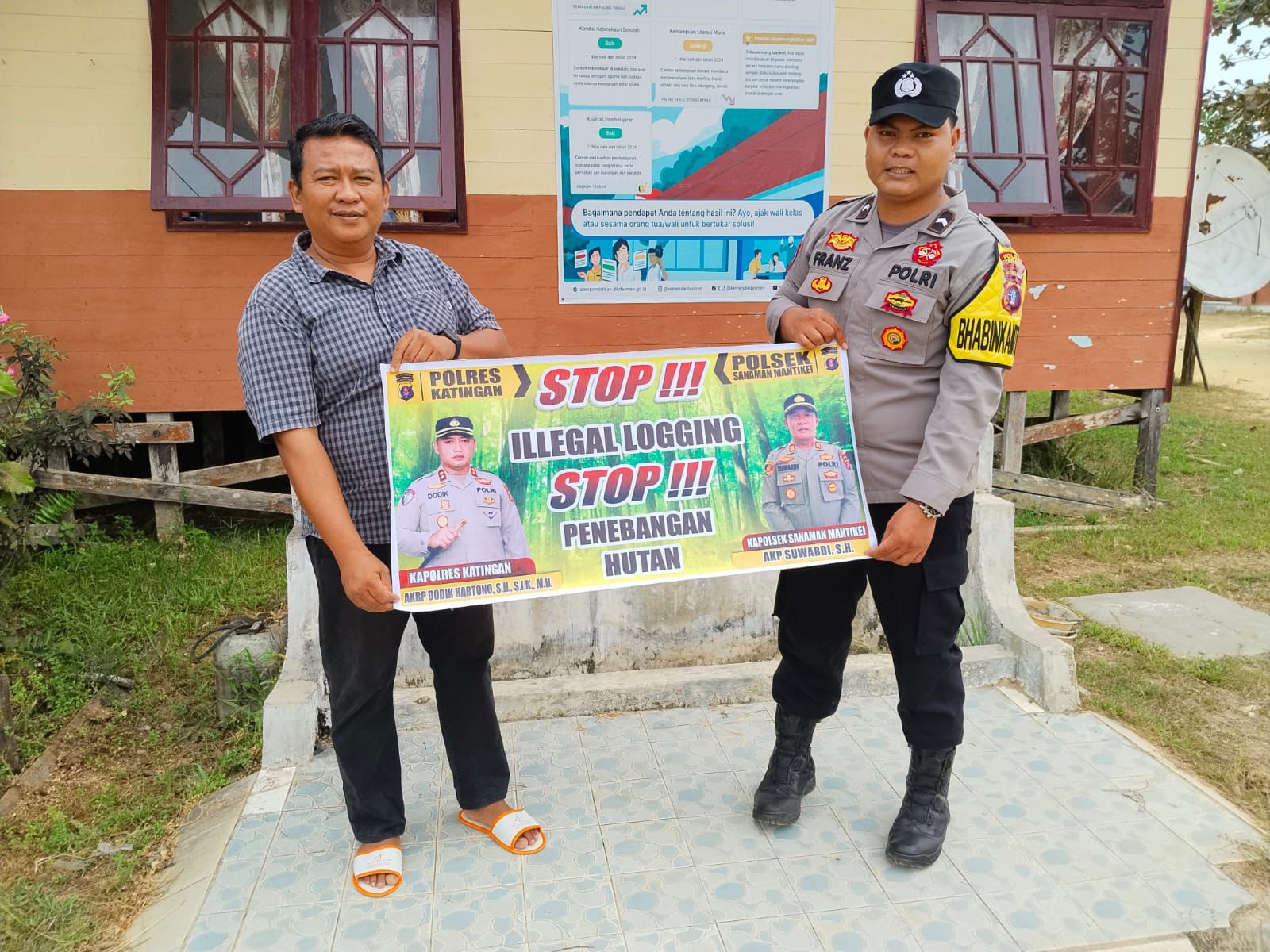 Bhabinkamtibmas laksanakan Sosialisasikan tentang larangan dan sangsi Pidana bagi pelaku Ilegal Logging kepada masyarakat di Desa Binaan.