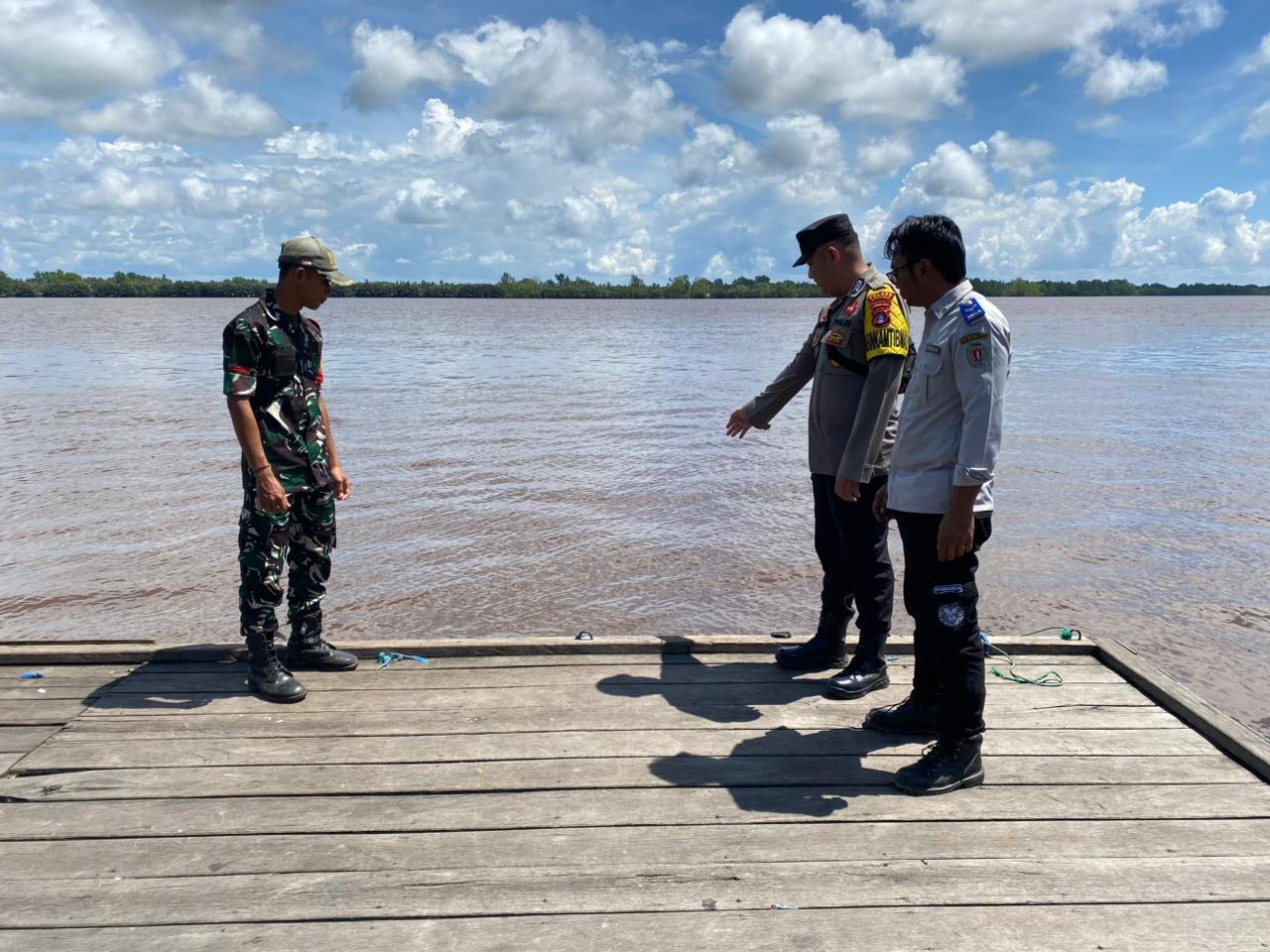 Mencegah Terjadinya Bencana Banjir, Personil Polsek Katingan Kuala Rutin Melakukan Pengecekan Debit Air Di Wilayahnya