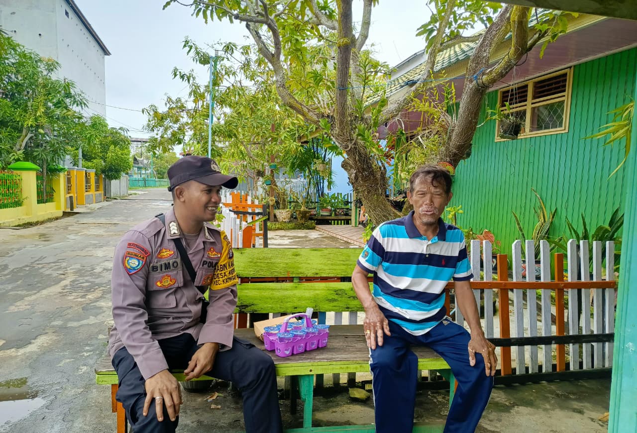 Bhabinkamtibmas Polsek Katingan Kuala Melaksanakan Sambang Kamtibmas Ke Warga Desa Binaannya
