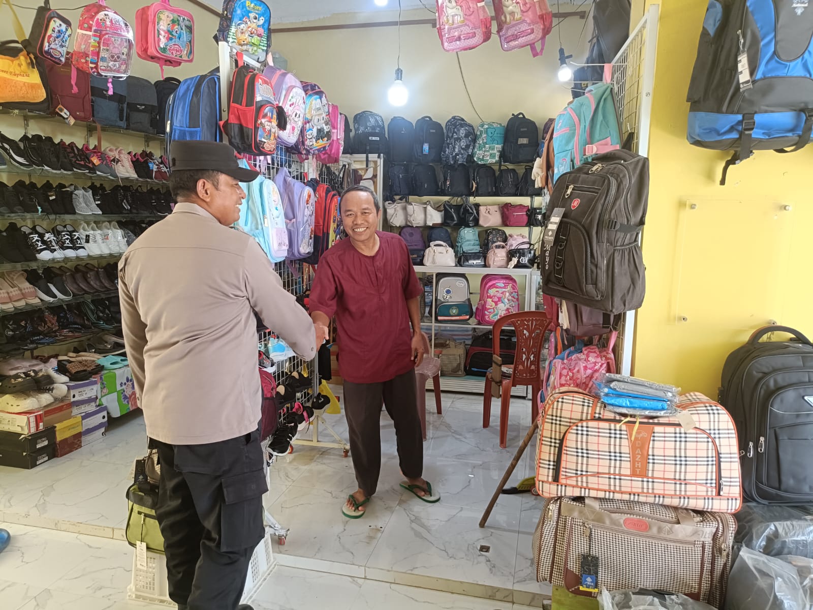 Tingkatkan Kamtibmas, Piket Polsek Bulik Sambangi Pedagang Pasar