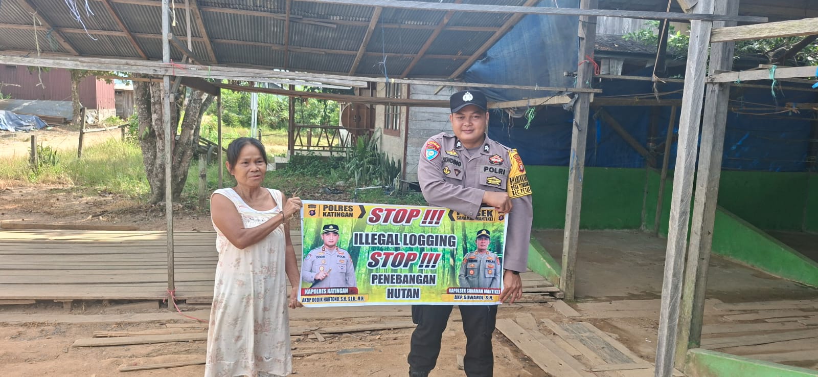 Bhabinkamtibmas laksanakan Sosialisasikan tentang larangan dan sangsi Pidana bagi pelaku Ileggal Logging kepada masyarakat di Desa Binaan.