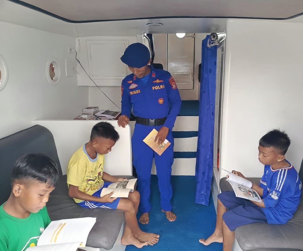 Antusias Anak-anak Bantaran Sungai Mengunjungi Perpustakaan Terapung