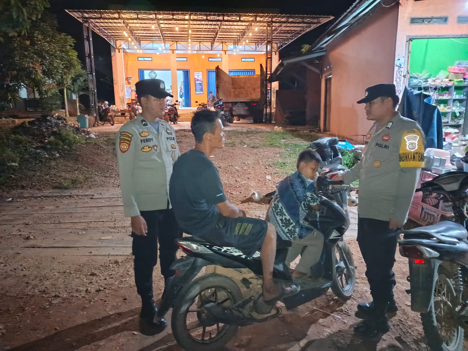 Hadir Di Tengah Masyarakat, Polsek Lamandau Patroli Dialogis Malam Cegah Gangguan Kamtibmas