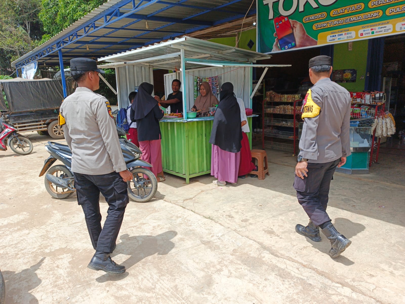 Personil Polsek Lamandau Sambang Ke Pedagang