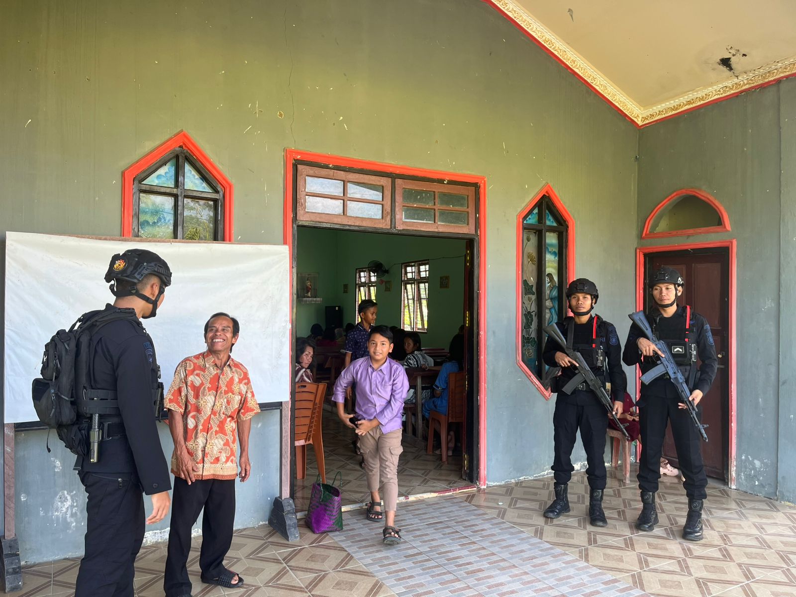 Patroli Dialogis Brimob Kalteng Hadirkan Rasa Aman di Tempat Ibadah dan Keramaian Kota Ampah