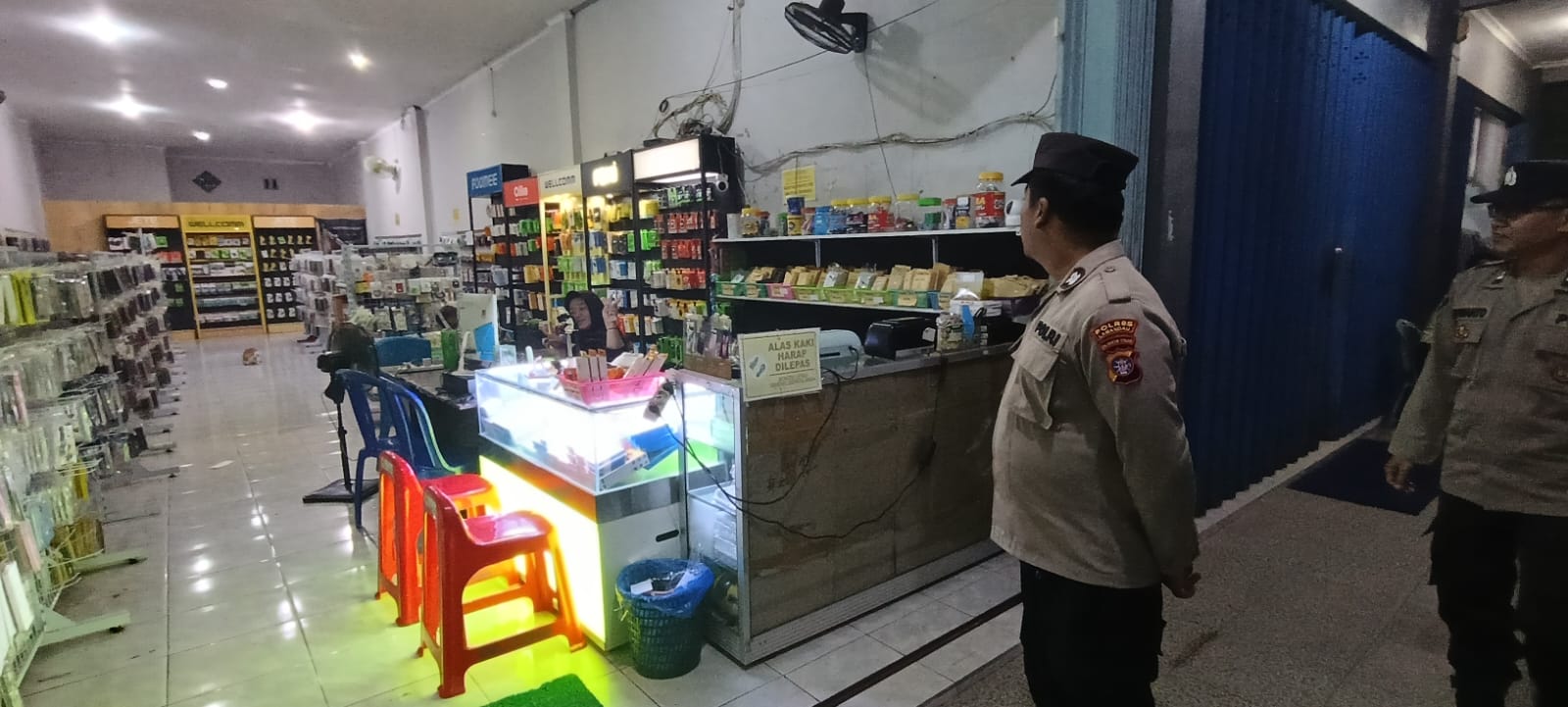 Personil Piket Polsek Bulik Laksanakan Patroli Pertokoan