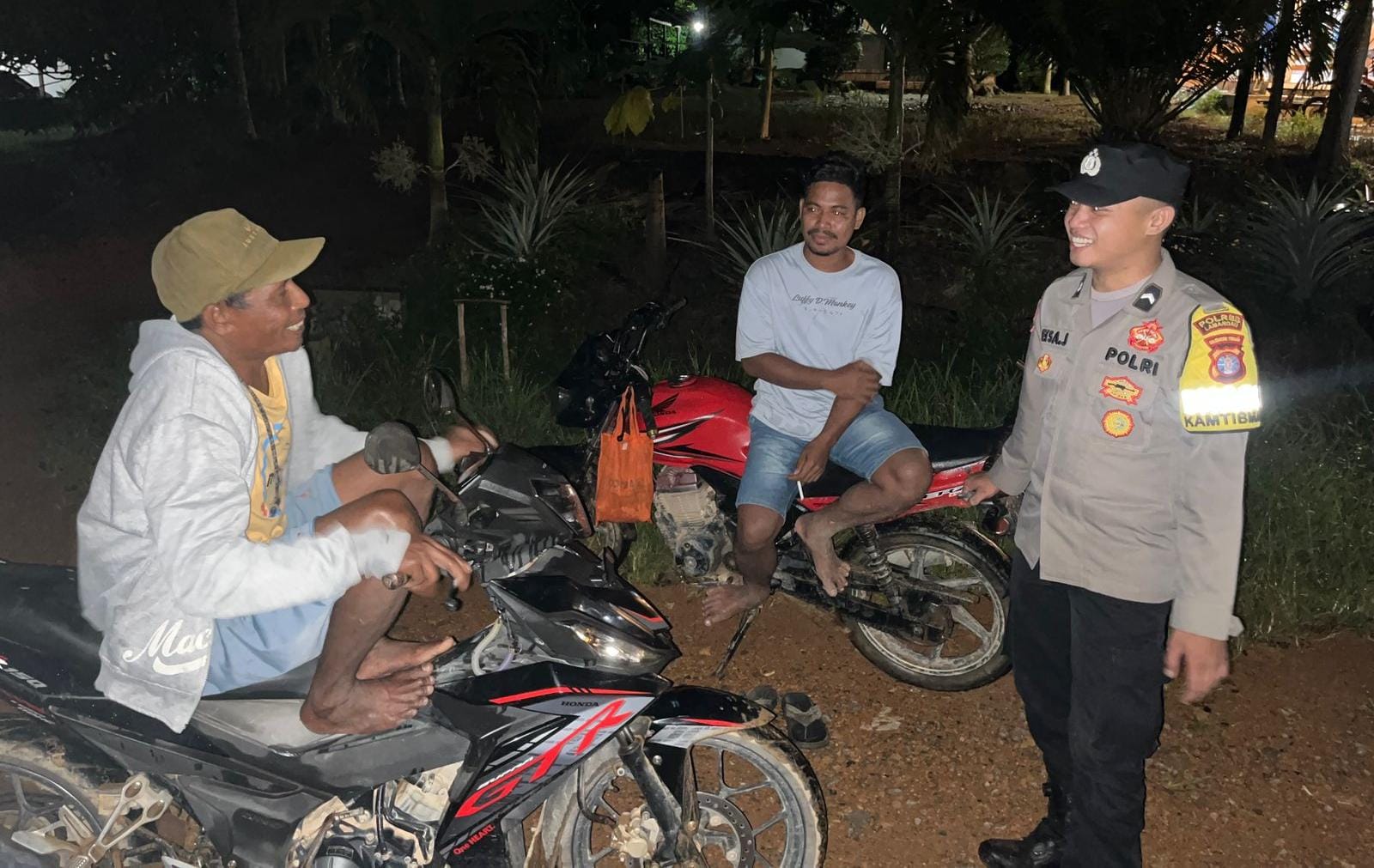 Piket Polsek Sambangi Warga yang sedang Berkendara agar Lebih Berhati-hati di Jalan