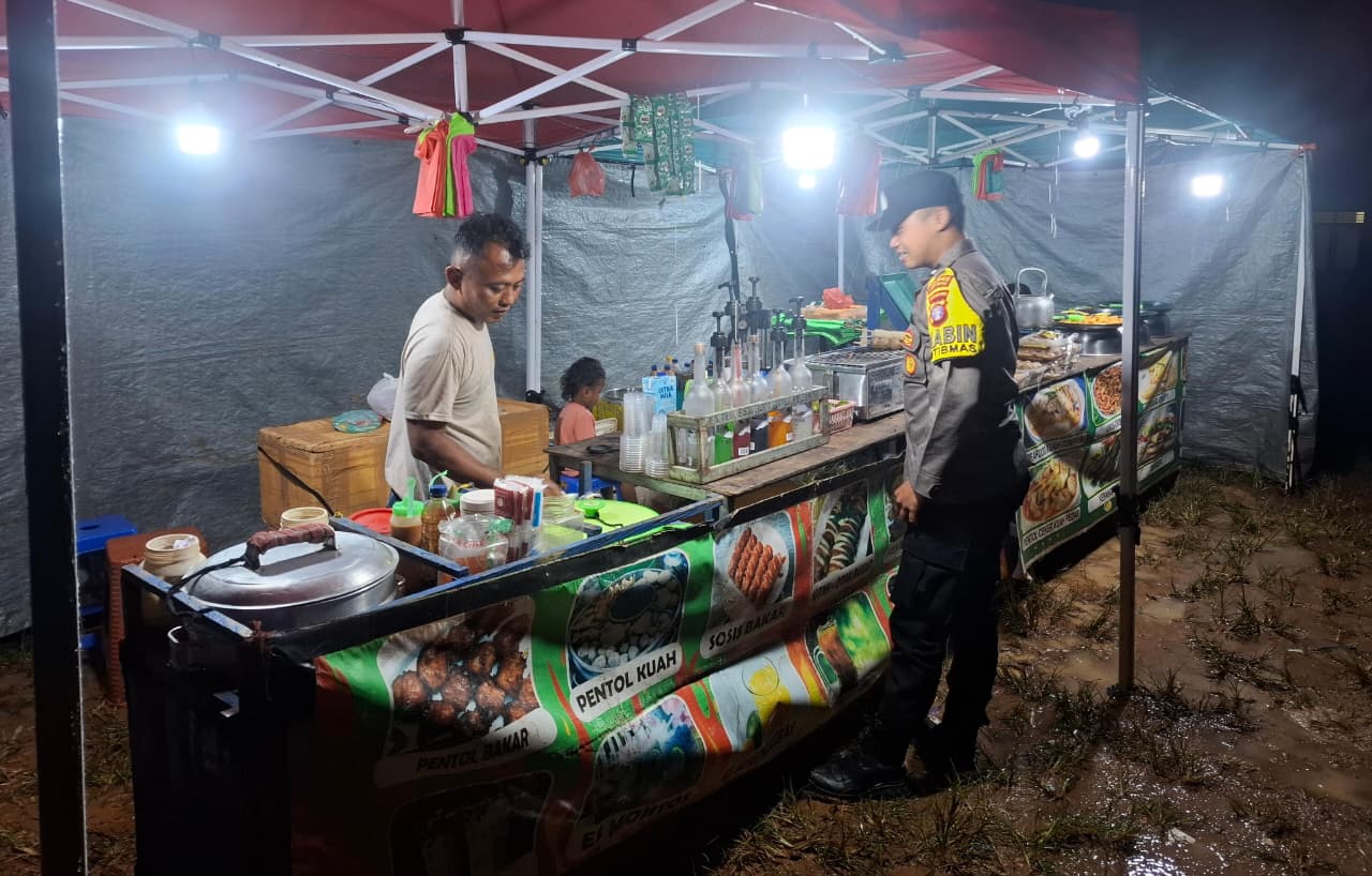 Sambang Humanis, Bhabinkamtibmas Imbau Pedagang Kaki Lima Jaga Kamtibmas