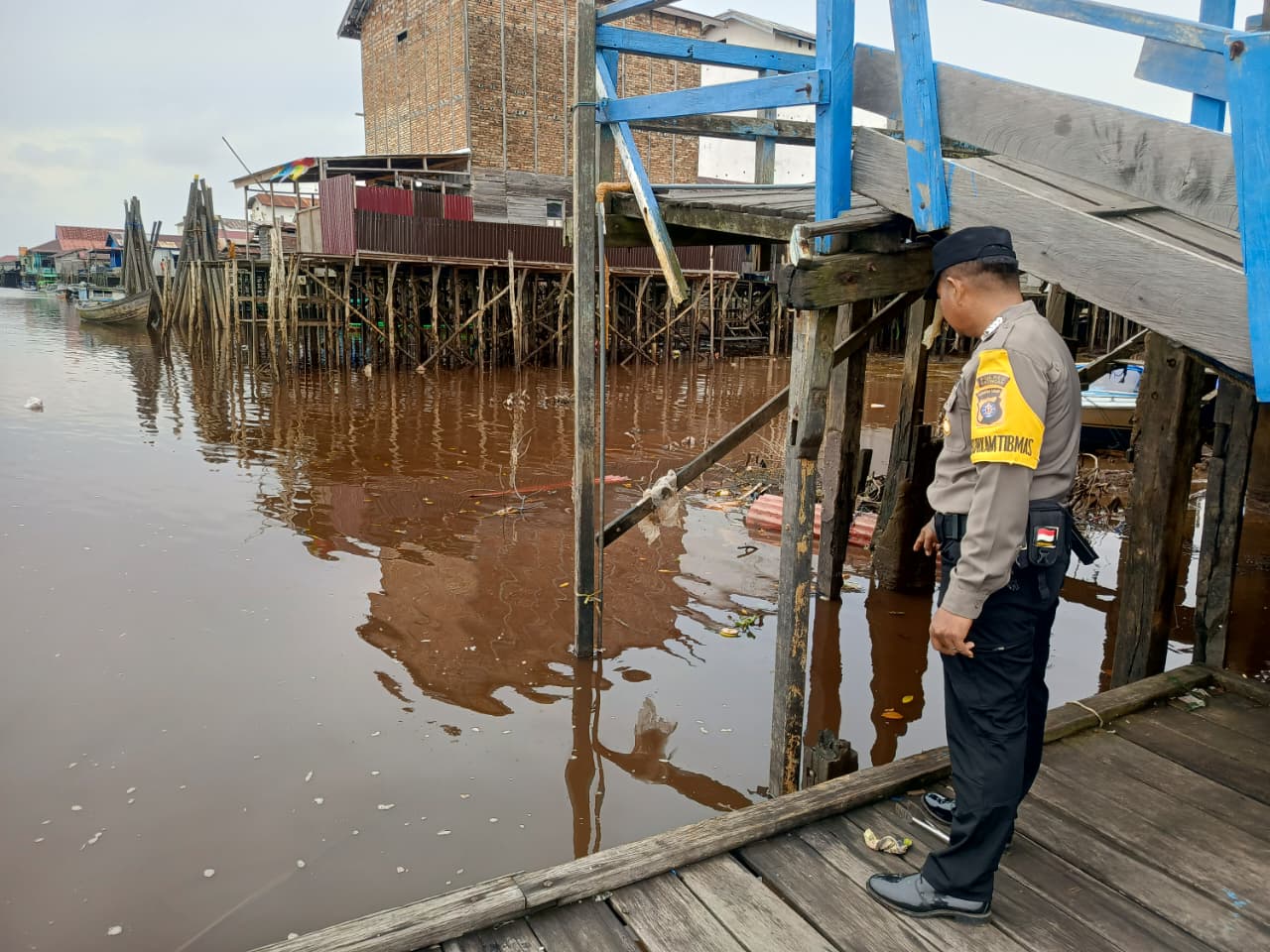 Mencegah Terjadinya Bencana Banjir, Personil Polsek Katingan Kuala Rutin Melakukan Pengecekan Debit Air Di Wilayahnya.