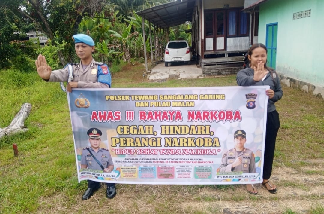 Melalui Media Spanduk, Polsek Tewang Sangalang Garing dan Pulau Malan Imbau Warga Tidak Terjerumus  Penyalahgunaan Narkoba.