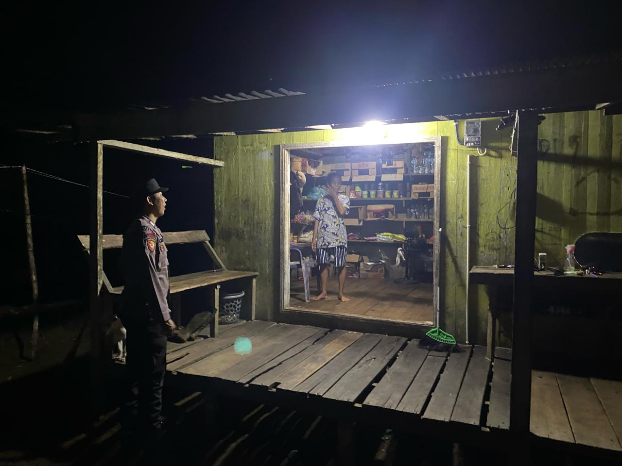 Bhabinkamtibmas Polsek Delang melaksanakan Silaturahmi ke warga masyarakat