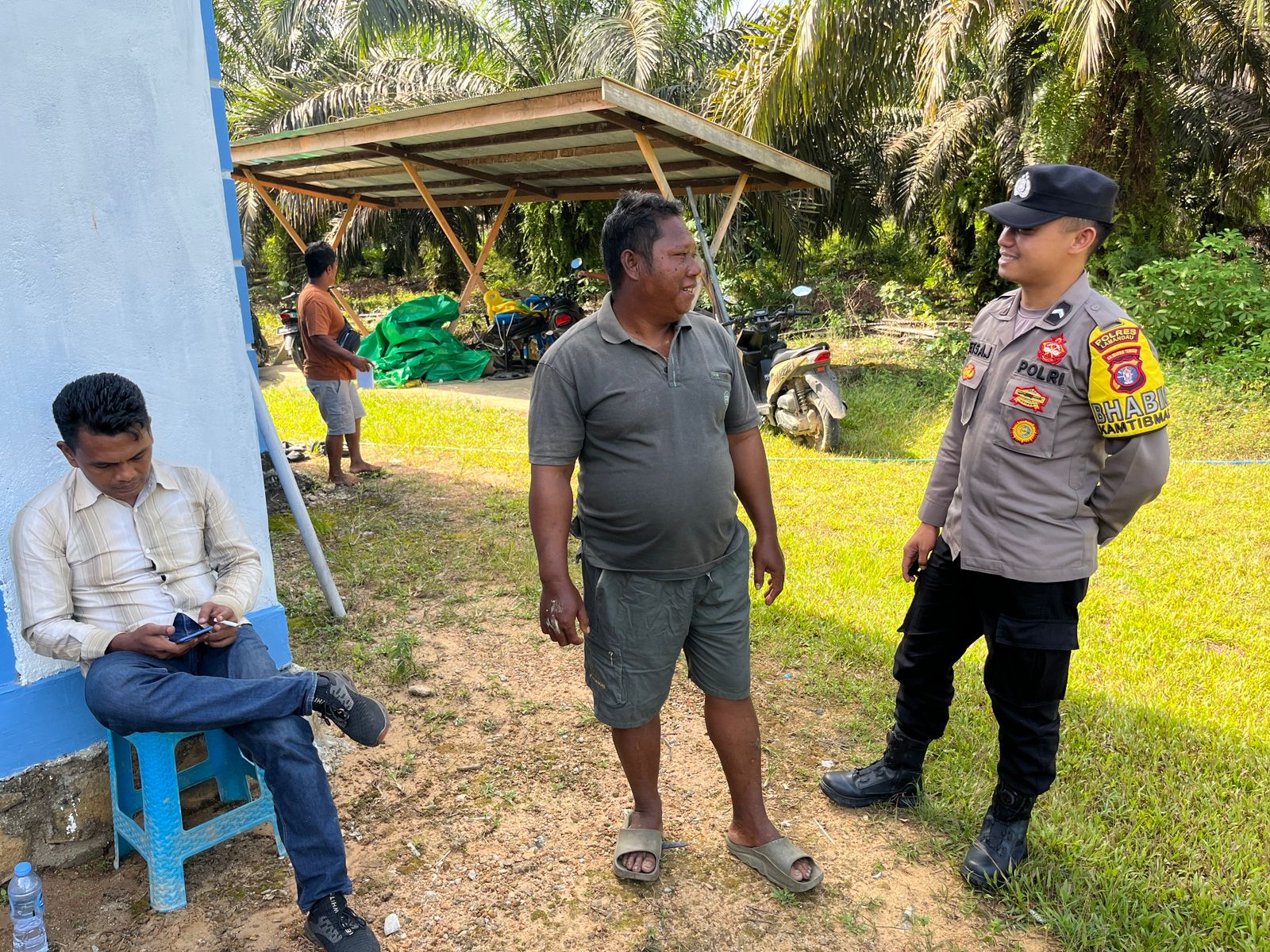 Personel Piket Polsek Sambangi Masyarakat, Pererat Silaturahmi dan Sampaikan Pesan Kamtibmas