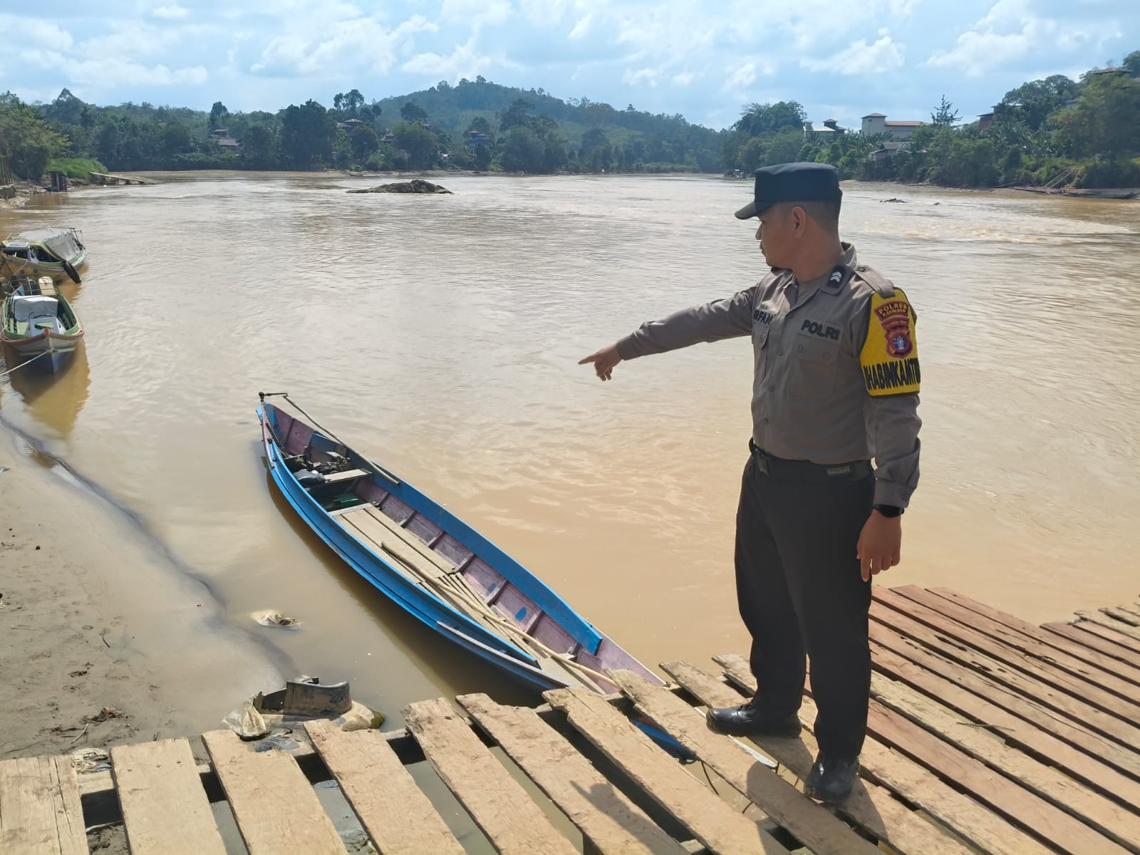 Piket Polsek Marikit Monitoring Debit air Das Katingan.