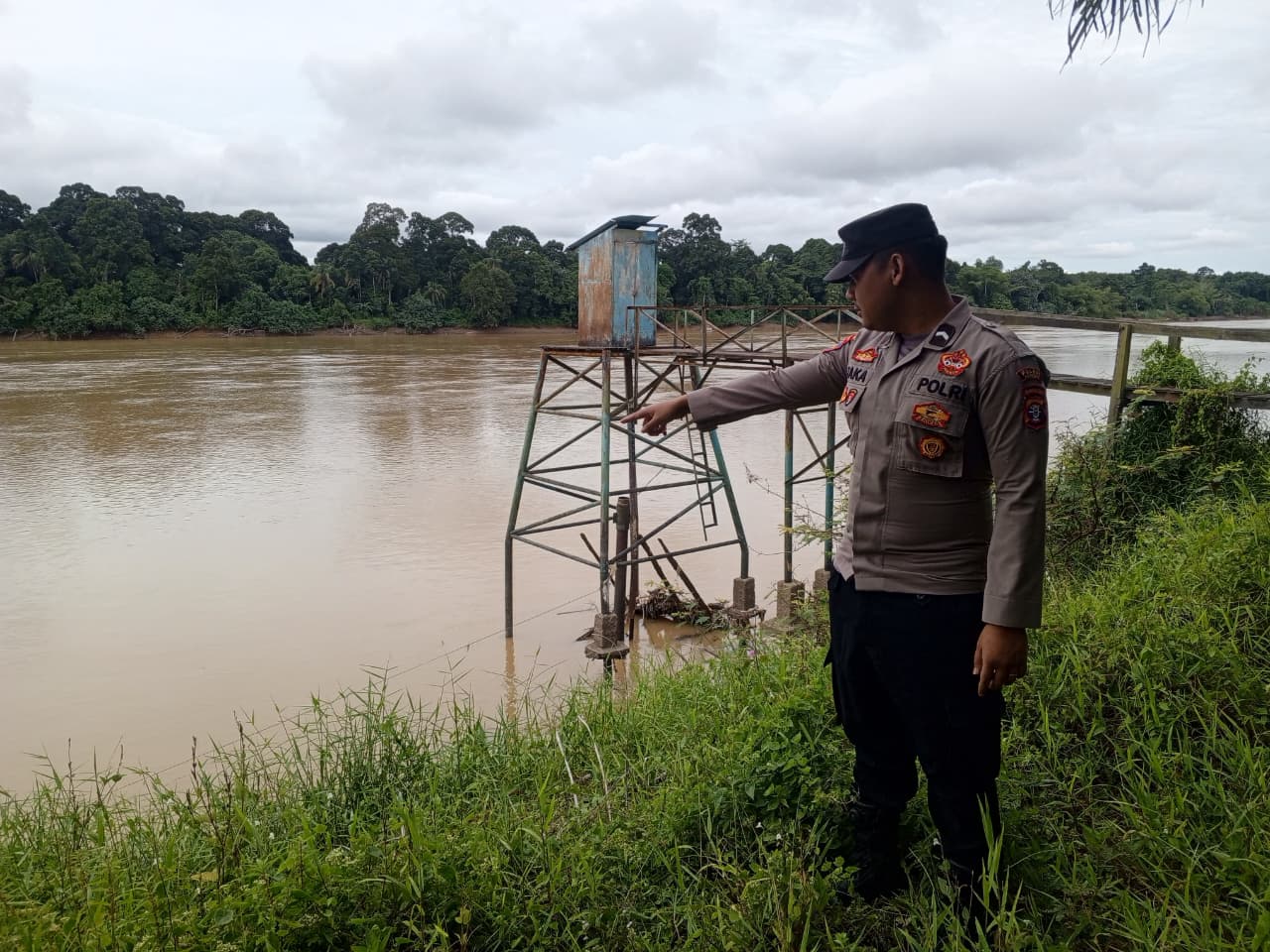 Deteksi Banjir, Polsek Tewang Sangalang Garing dan Pulau Malan Cek Ketinggian Debit Air