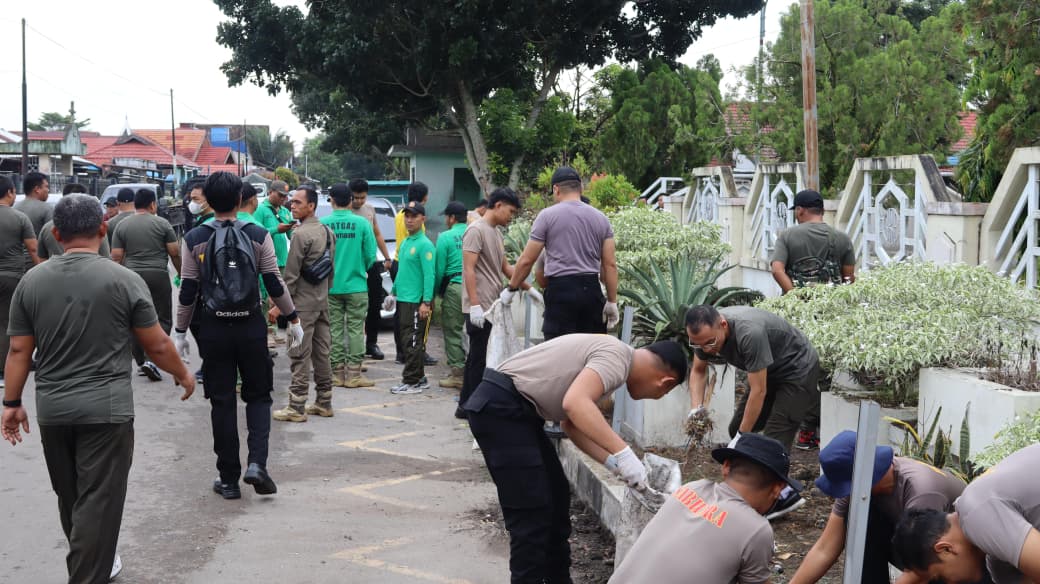 Pimpin Aksi Bersih-Bersih di Pasar Besar Palangka Raya, Kapolda Kalteng: Mari Kita Wujudkan Lingkungan Sehat, Nyaman dan Indah
