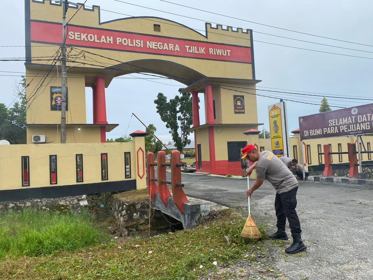 Bhakti Kebersihan di Sekitar SPN Polda Kalteng, Wujud Disiplin dan Kepedulian Personel.