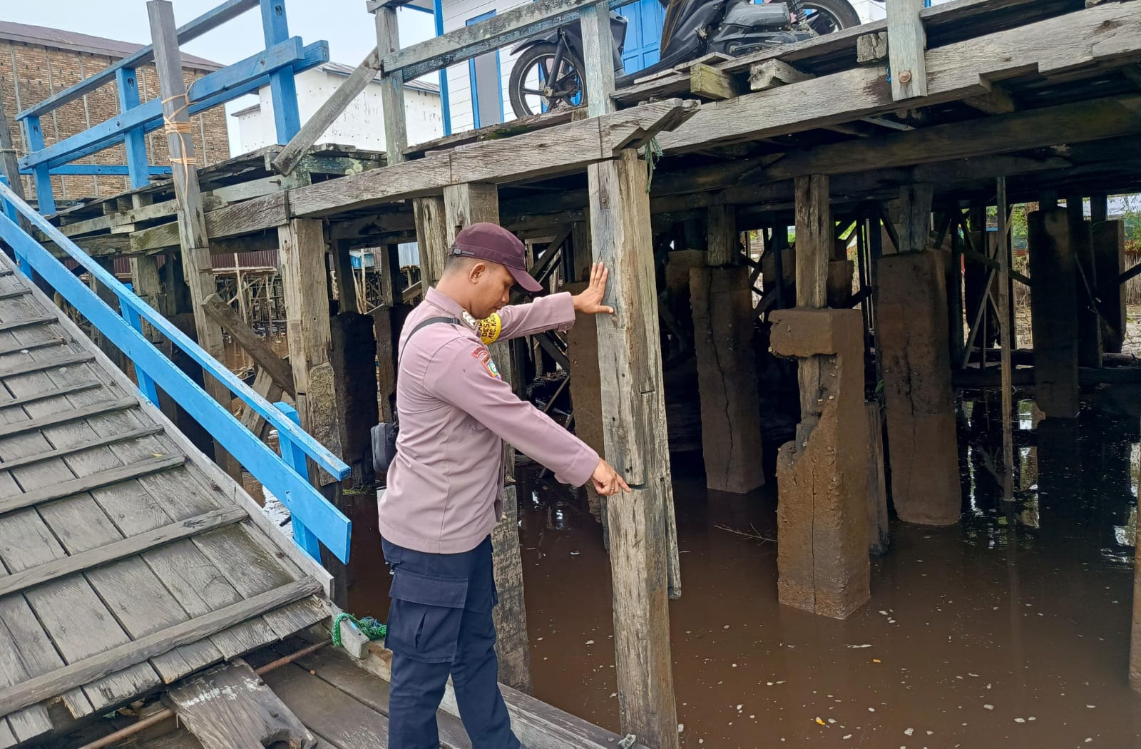 Personil Piket Polsek Katingan Kuala Rutin Melakukan Pengecekan Debit Air Di Wilayahnya.