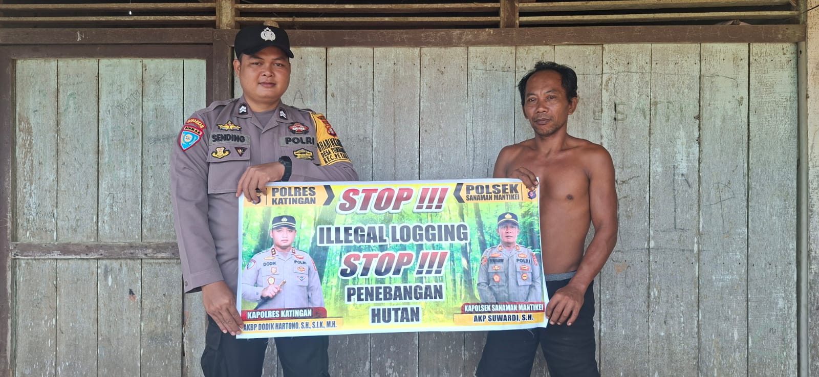 Bhabinkamtibmas laksanakan Sosialisasikan tentang larangan dan sangsi Pidana bagi pelaku Ileggal Logging kepada masyarakat di  Desa Binaan.