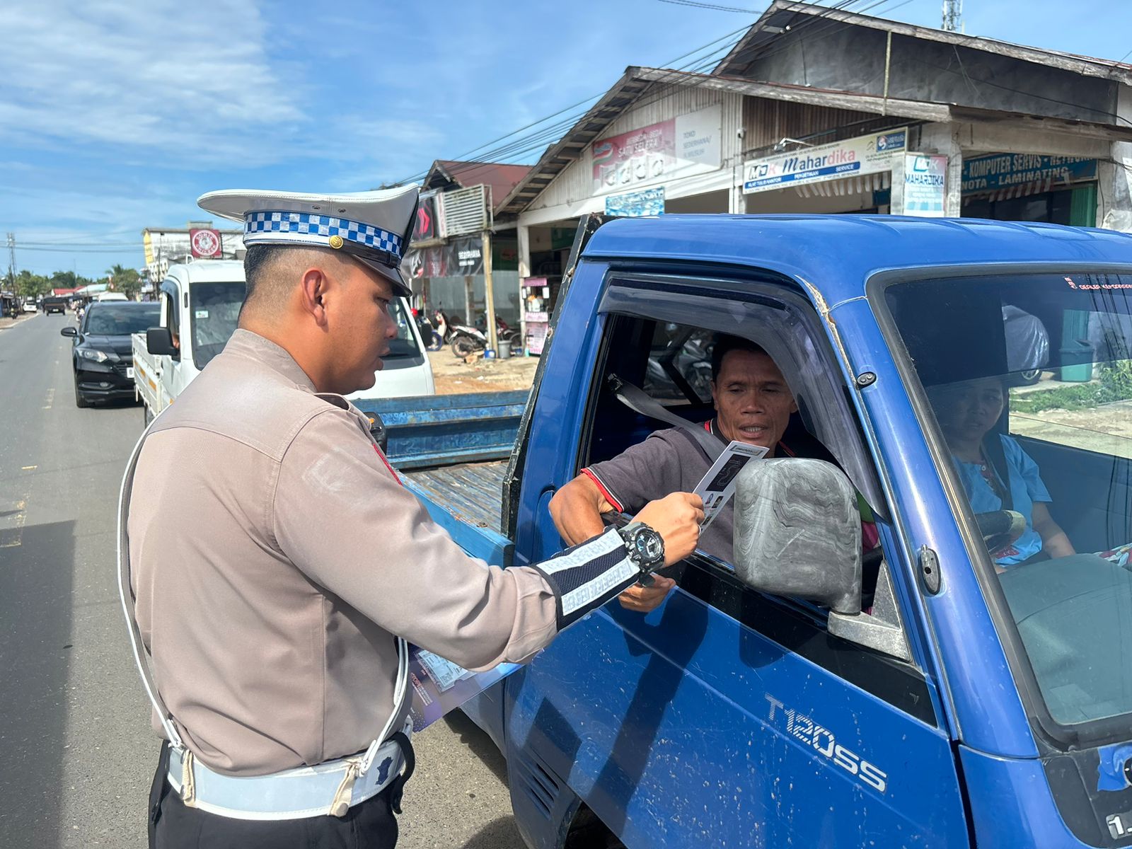 Pembagian Brosur Keselamatan Berlalu Lintas Kepada masyarakat.