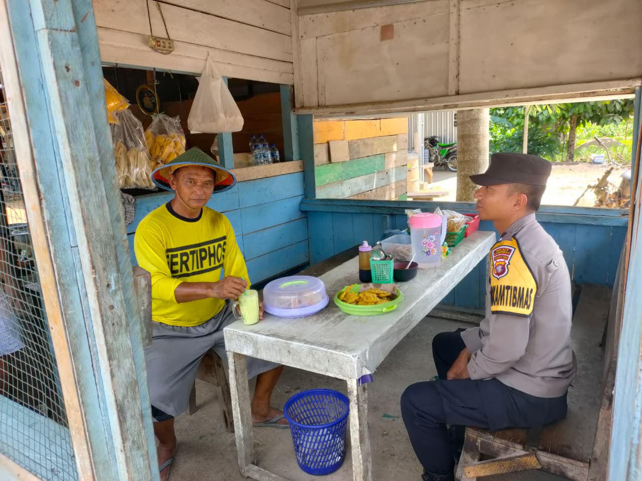 Piket Polsek Sambangi dan Silaturahmi Ke Pedagang