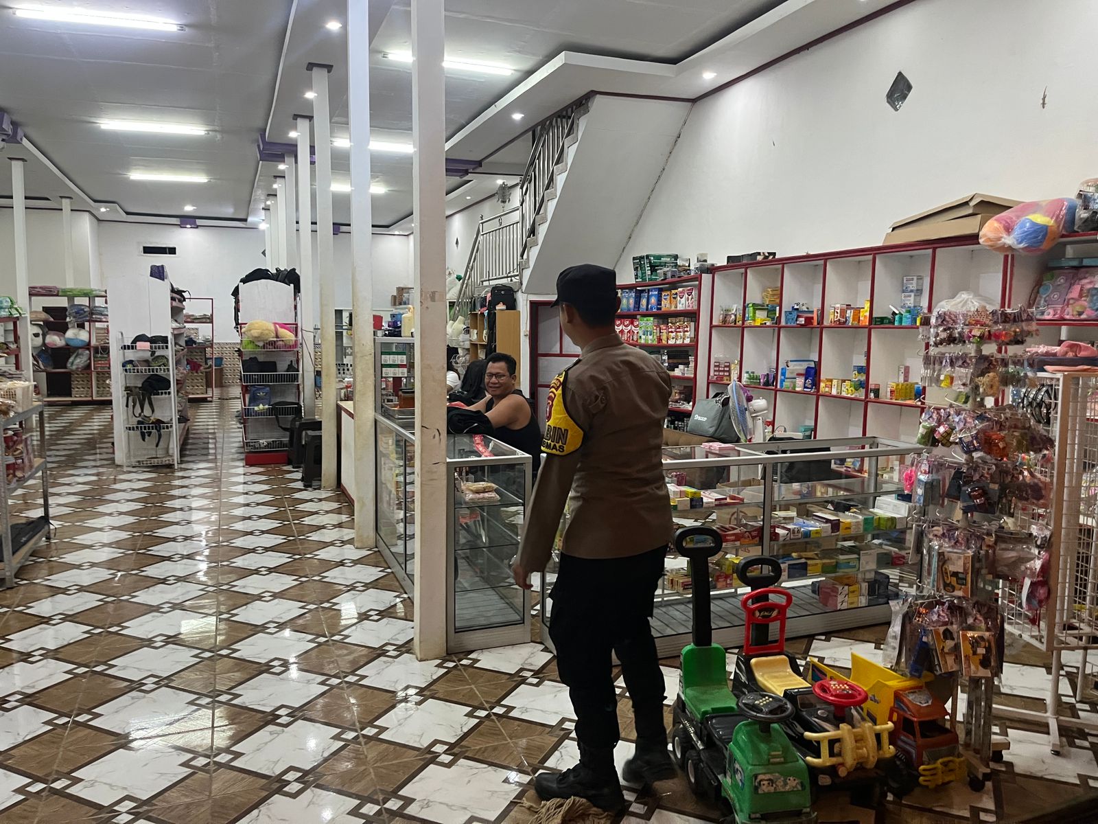 Piket Polsek Lamandau sambang dan Silaturahmi Ke Pedagang