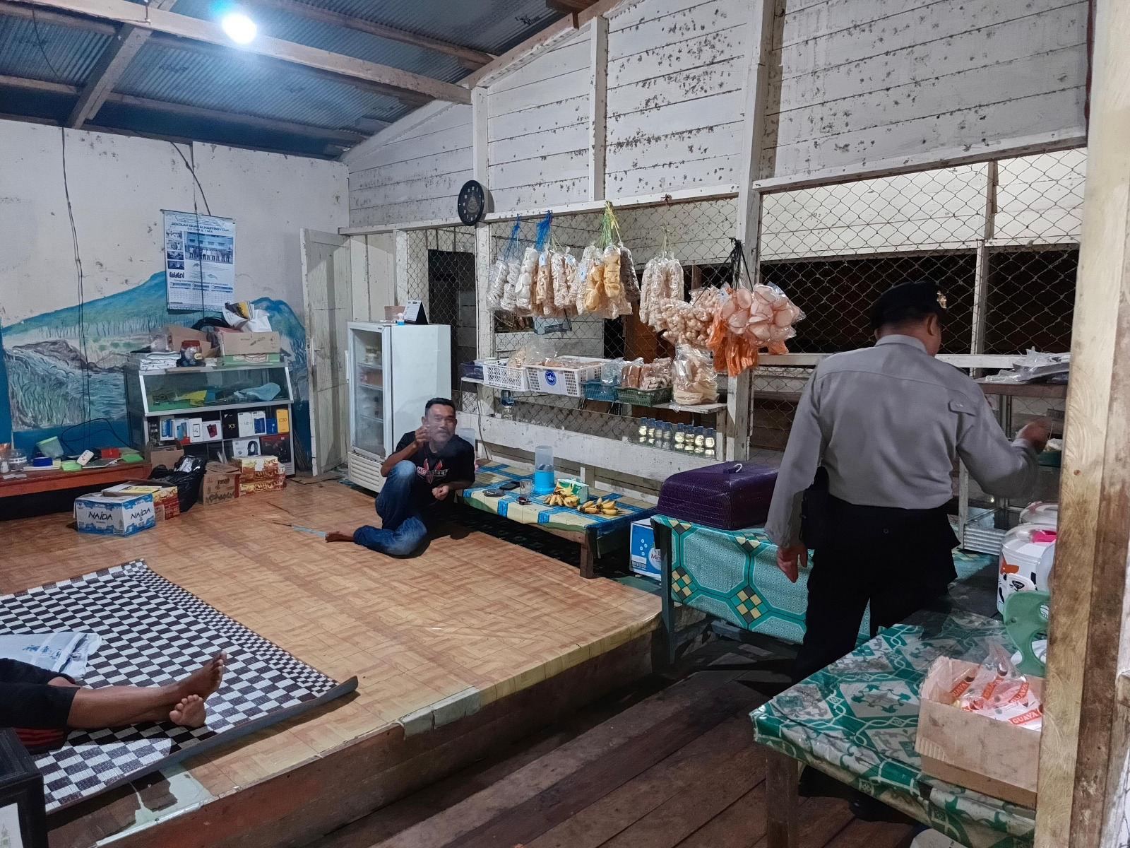 Bhabinkamtibmas Polsek Delang melaksanakan Silaturahmi ke warga masyarakat