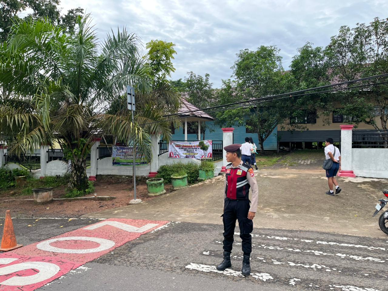 Ciptakan Keamanan Lalu Lintas, Samapta Polres Lamandau Bantu Anak Sekolah Menyeberang Jalan