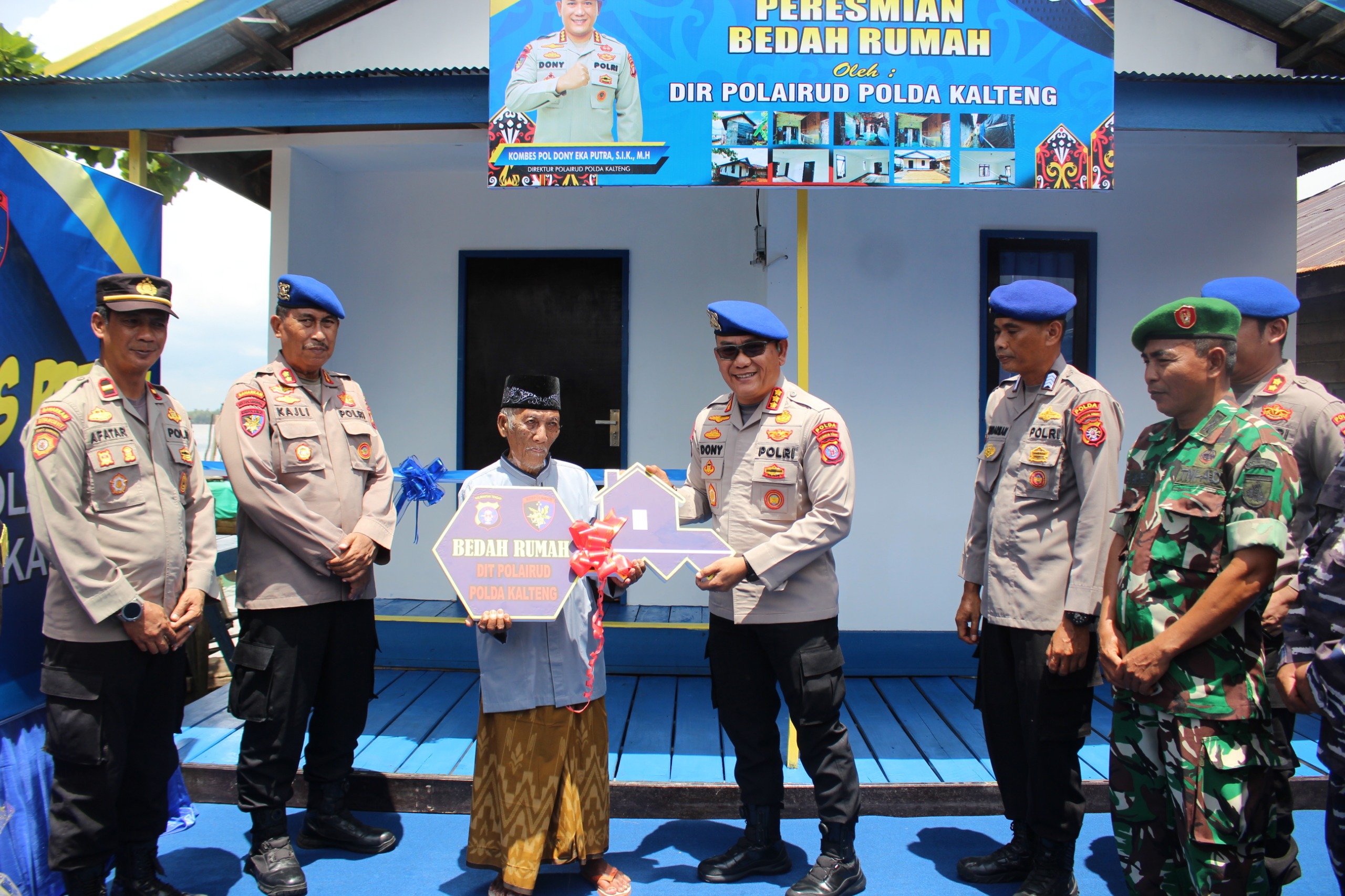 Dirpolairud Polda Kalteng Serahkan Bantuan Bedah Rumah & Bansos untuk Masyarakat Desa Pegatan Hilir