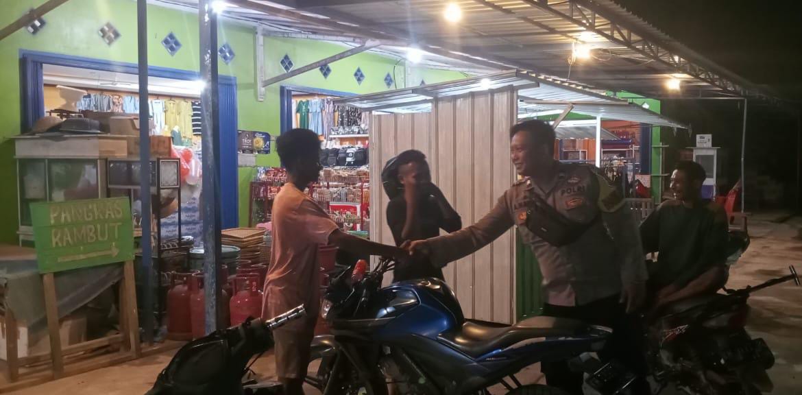 Personel Piket Polsek Lamandau Sambangi Warga yang Berkumpul, Sampaikan Imbauan Harkamtibmas