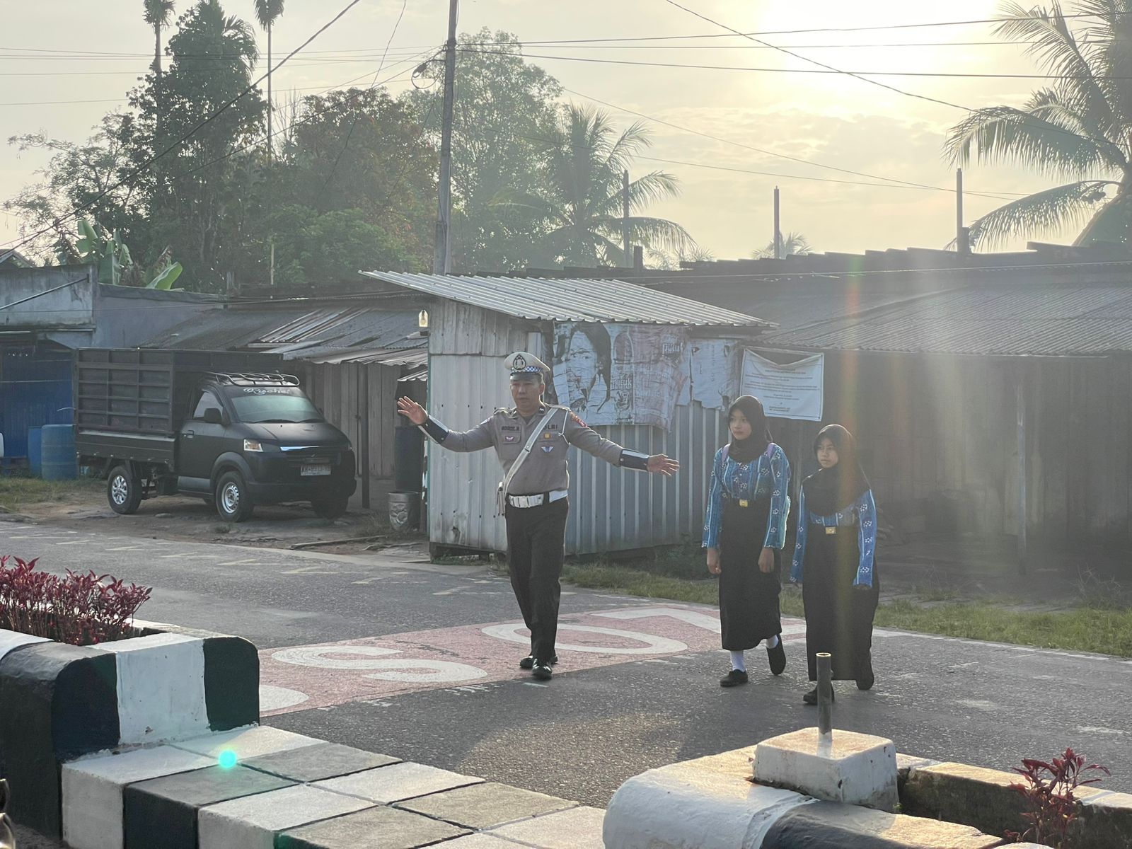 Personil Sat Lantas Lamandau Bantu Menyebrangkan Anak Sekolah