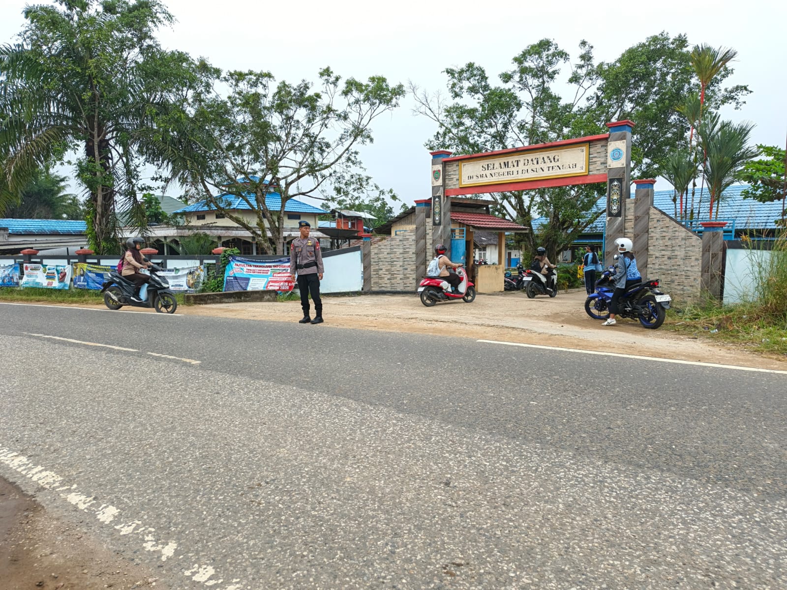 Satbrimob Polda Kalteng Hadir di Jam Masuk Sekolah, Pastikan Keselamatan Pelajar dan Kelancaran Lalu Lintas
