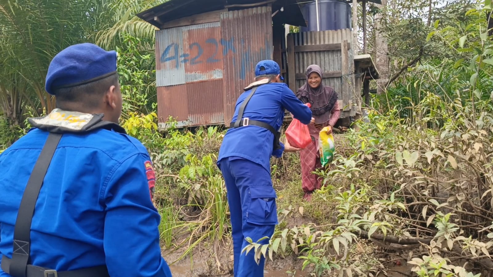 Polisi RW, Ditpolairud Polda Kalteng Memberikan Bingkisan Dan Pesan Kamtibmas Di Wilayah Pesisir