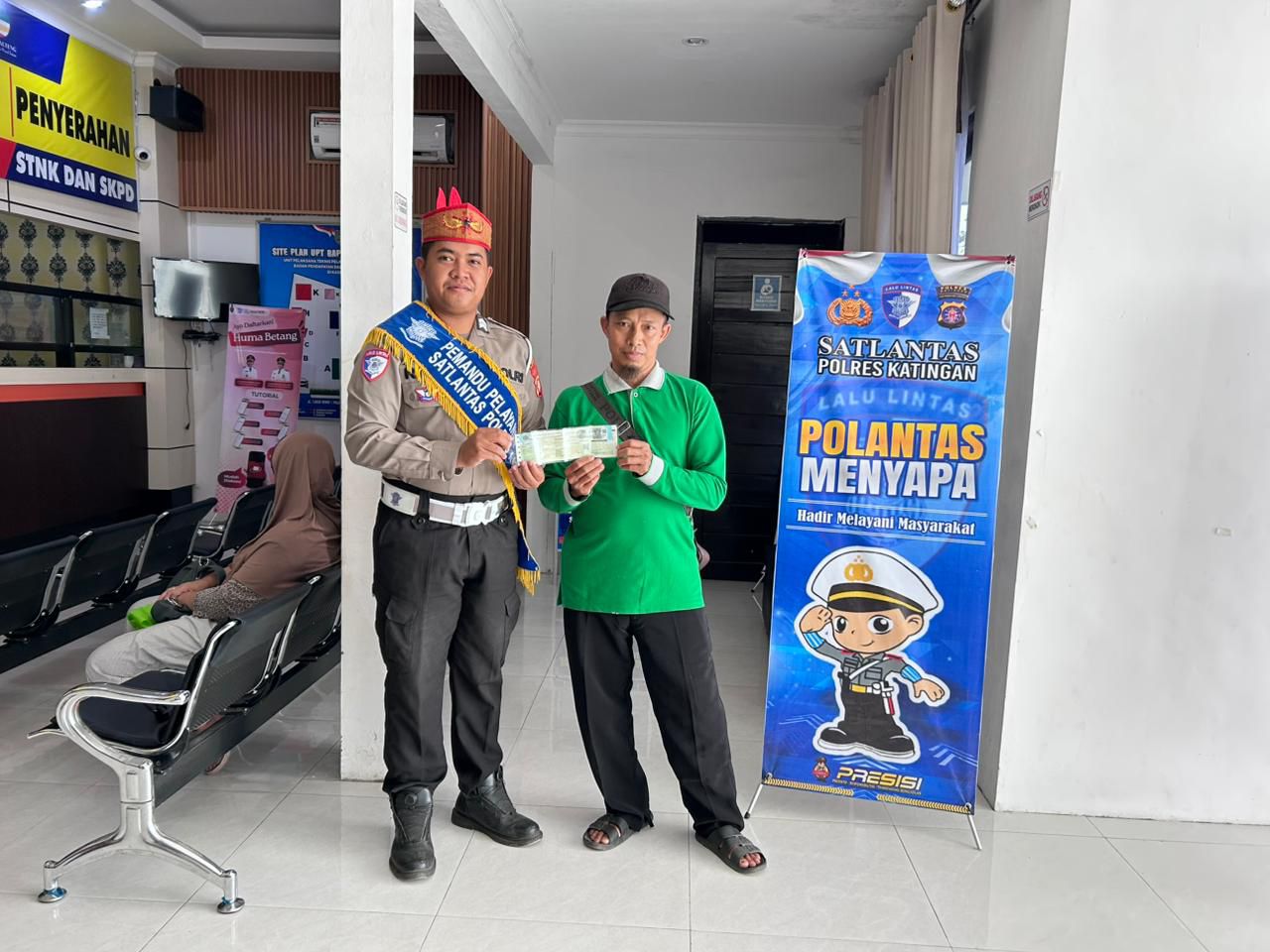 Sentuhan Humanis di Samsat Kasongan, Polantas Menyapa Tingkatkan Pelayanan dan Transparansi