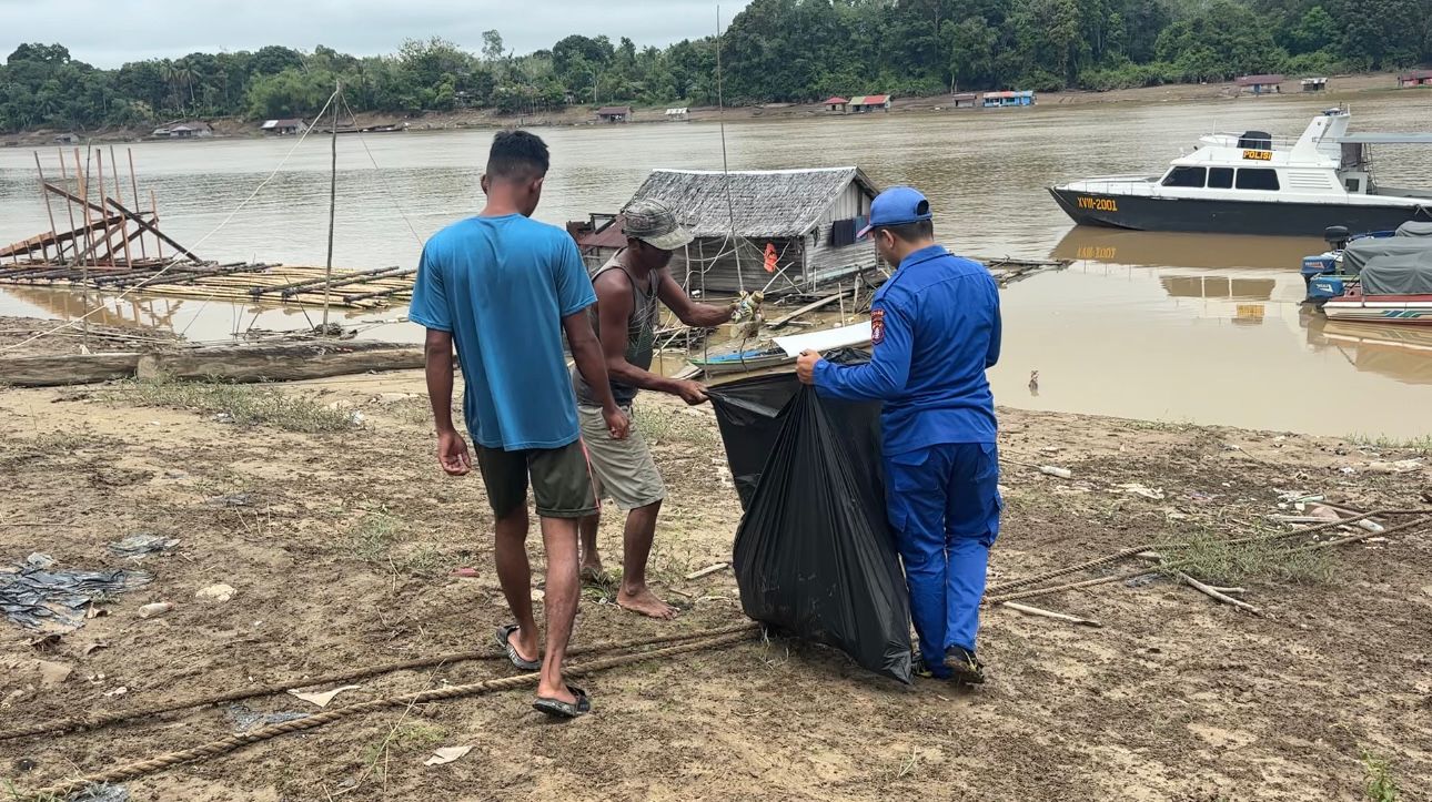 Ditpolairud Peduli Lingkungan, Personel Kapal Polisi XVIII-2001 Bersihkan Sampah Sungai Bersama Masyarakat