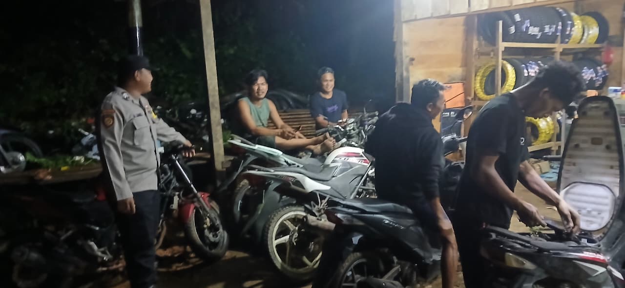 Personil Polsek Sambang Masyrakat yang Sedang Bersantai