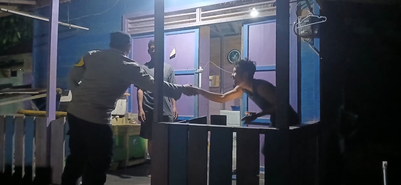 Jalin Kedekatan, Personel Polsek Lamandau Sambangi kerumah Warga