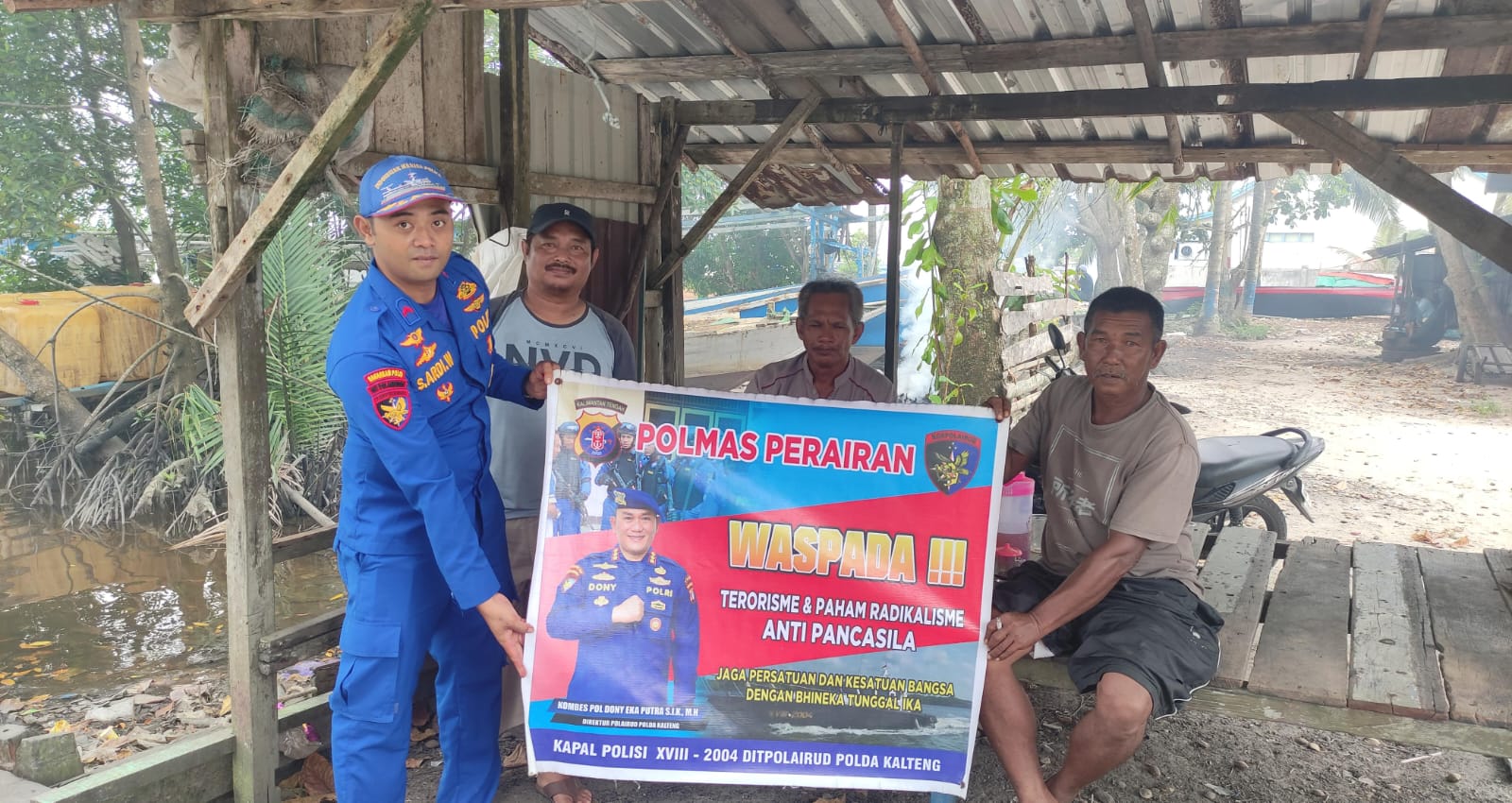 Personel Ditpolairud Polda Kalteng Sambangi Masyarakat, Berikan Edukasi tentang Bahaya Terorisme dan Radikalisme